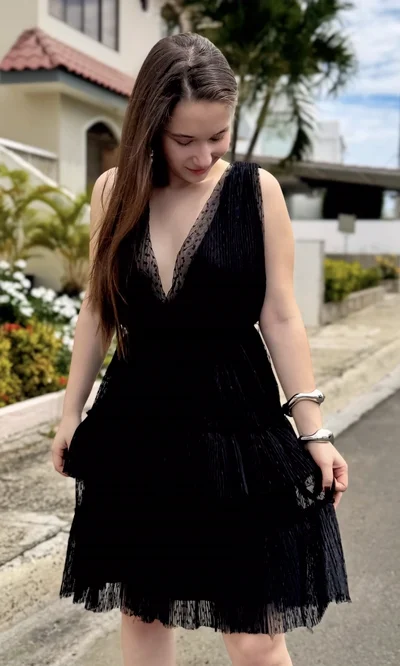 Vestido Corto Capas