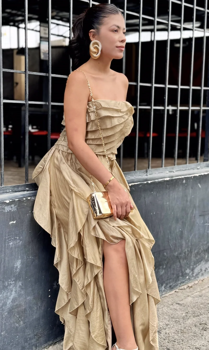 Vestido Largo Volantes Dorado — foto 2