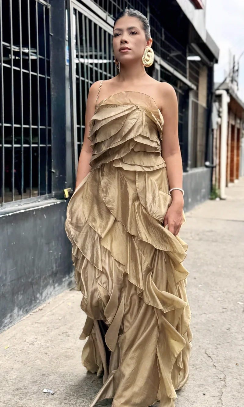 Vestido Largo Volantes Dorado — foto 4